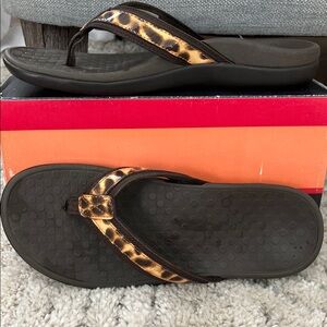 Vionic Black Flip Flop with Tortoise-Pattern Strap